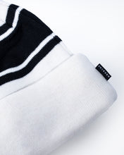 Load image into Gallery viewer, white bobble hat